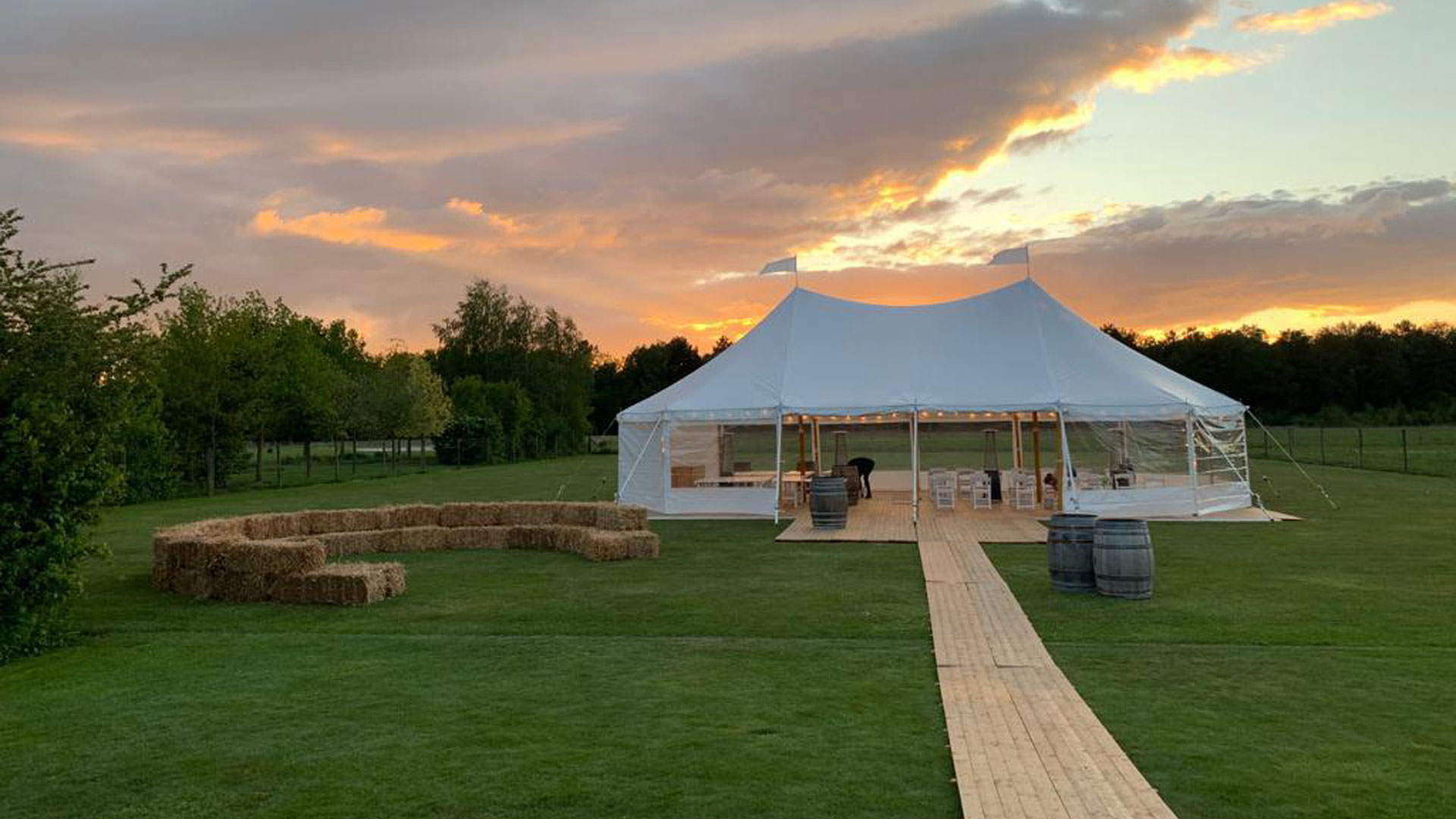 alphatentevent-luxury-dream-tent-10x15-meter-bruiloft-tuinfeest-vlondervloer-heaters-prikverlichting-zonsondergang-web-groot