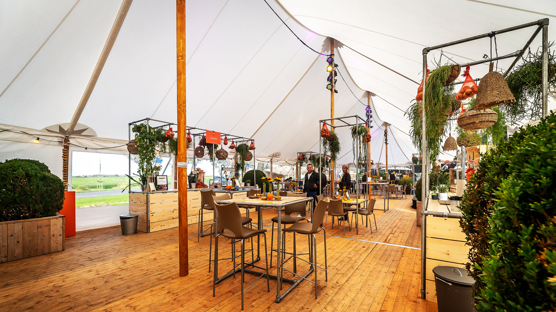 alphatentevent-luxury-dream-tent-10x28-meter-interieur-houten-vloer-web