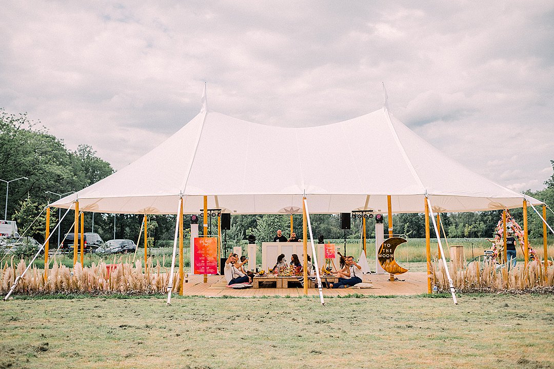 Alphatentevent-Bruilofttenthuren-luxury dream tent-buiten trouwen-bruiloft in eigen tuin-bruilofttent-styling-