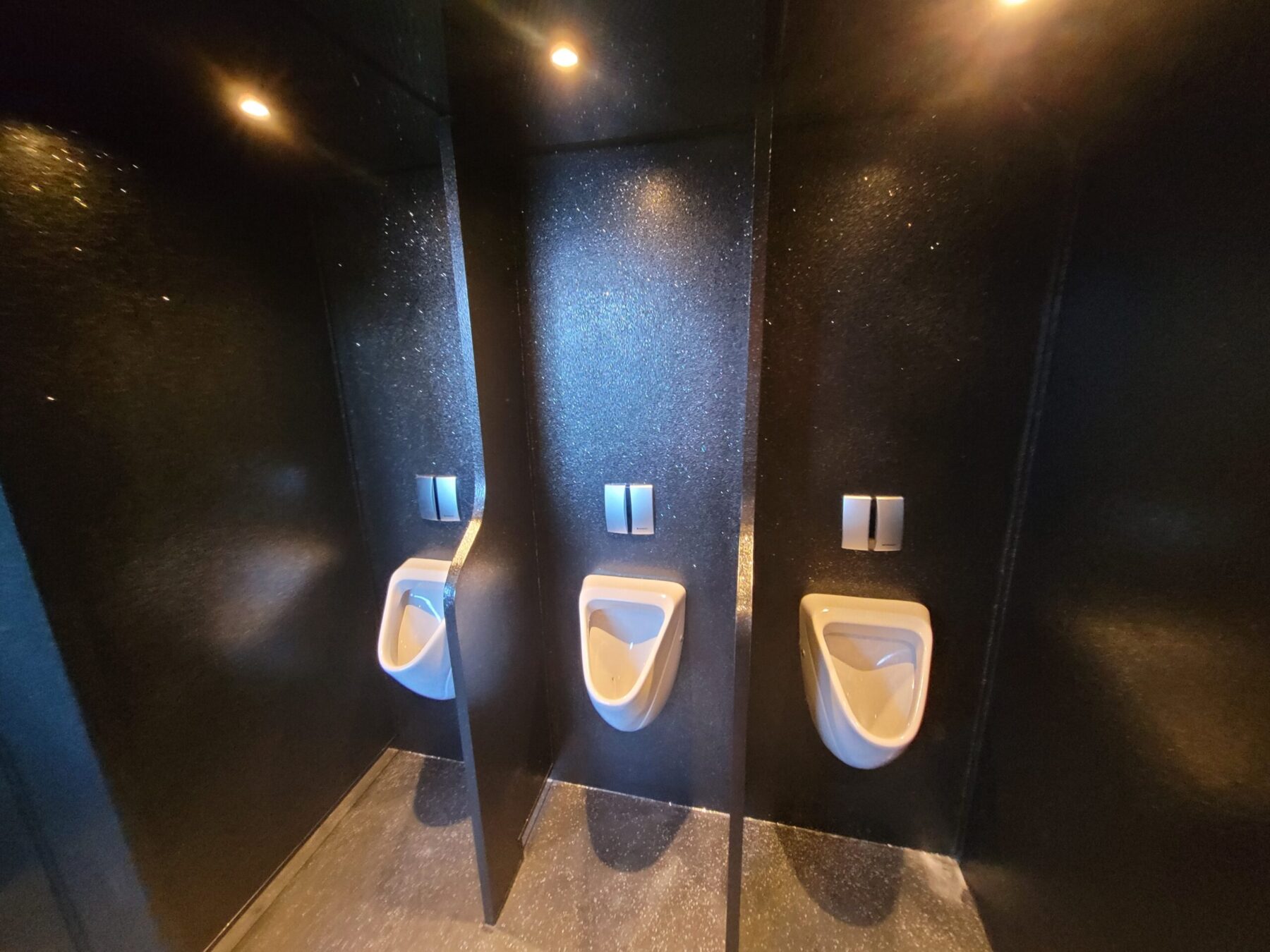 Alphatentevent-luxe wc wagens-toiletwagen-sanitaire voorziening-mannen toilet-staan toilet