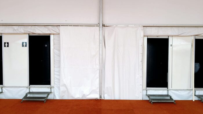 Alphatentevent-luxe wc wagens-toiletwagen-sanitaire voorziening-gekoppeld aan alutent