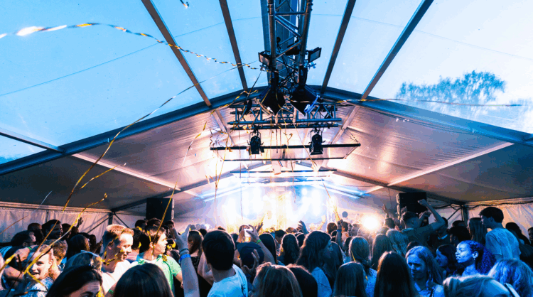 Alphatentevent-Oude Adez-boogspant alutent-Transparante aluhal-Meddle-Festival-Muziek Festival