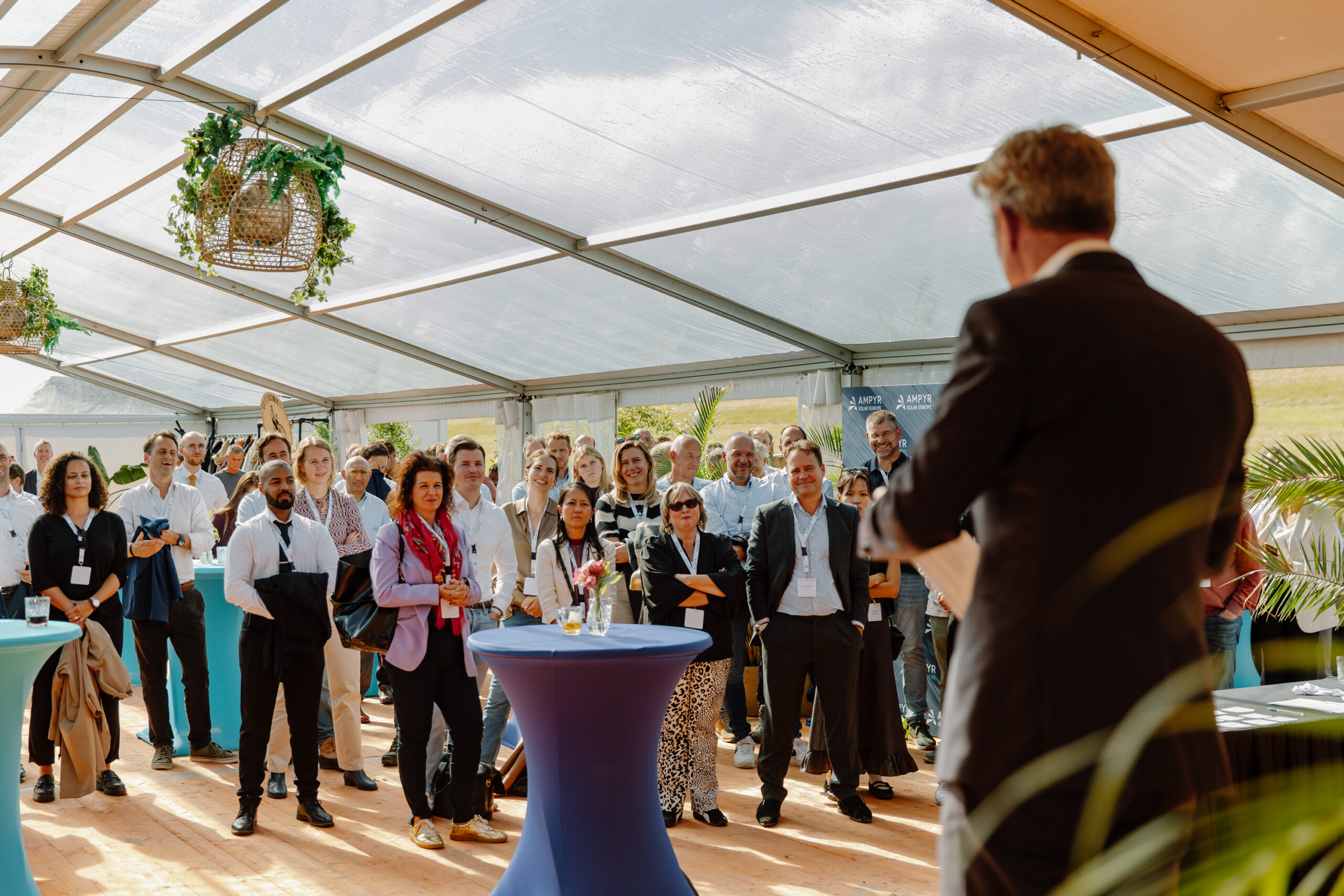 Alphatentevent-Noordoostpolder-boogspant aluhal-10x25 meter-transparante tent-opening grootste zonnepark van Nederland