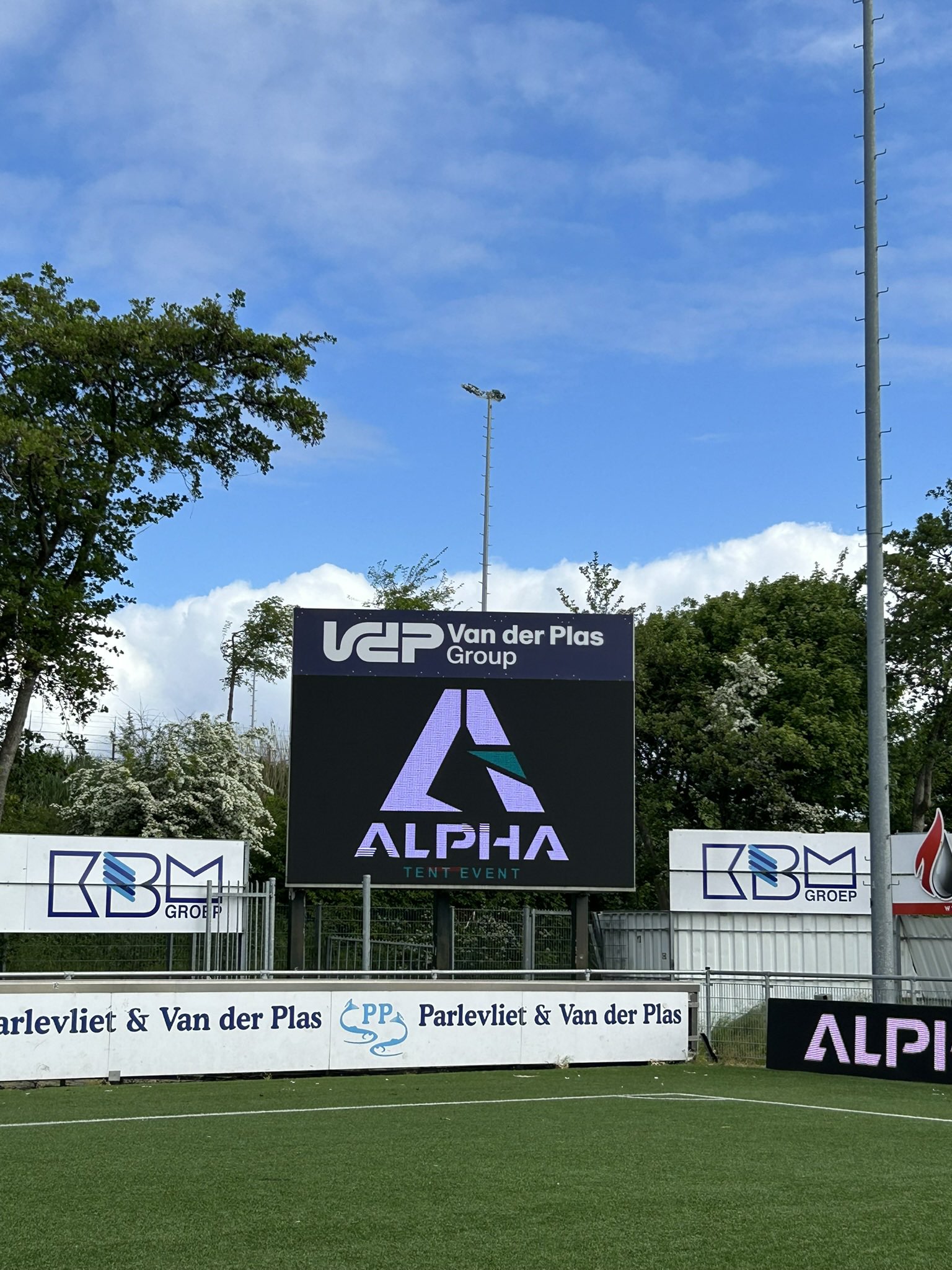 vvKatwijk-Alphatentevent-sponsor vvkatwijk-voetbal sponsor-led boarding-reclame