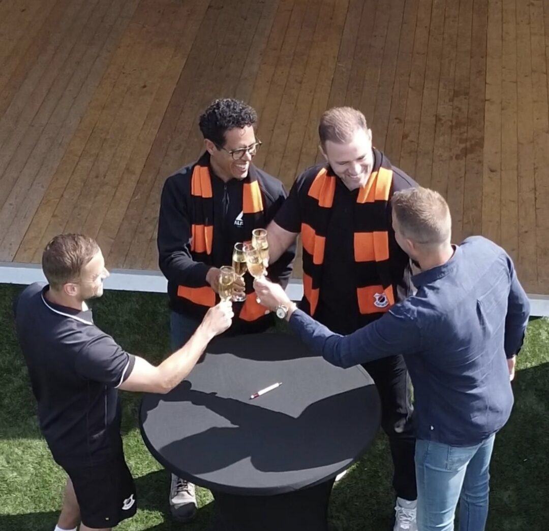 vvKatwijk-Alphatentevent-sponsor vvkatwijk-voetbal sponsor-proostmoment-tekenen contract sponsoring