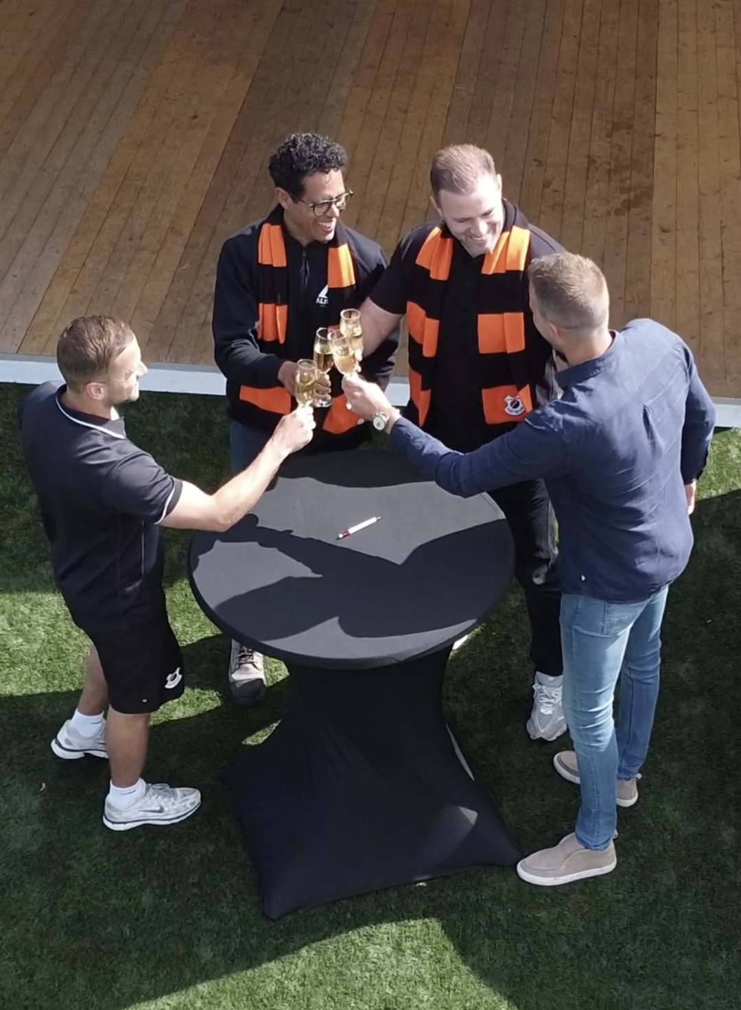 vvKatwijk-Alphatentevent-sponsor vvkatwijk-voetbal sponsor-proostmoment-tekenen contract sponsoring